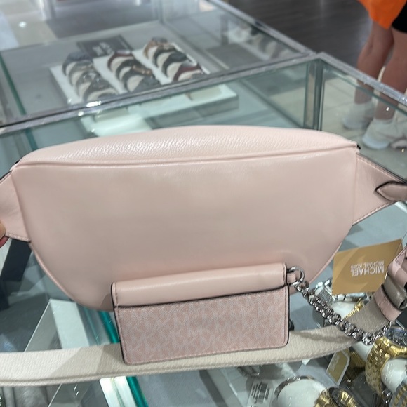 MICHAEL KORS
Maisie Large Pebbled Leather 2-in-1 Sling Pack
LT Powder Blush
NWT - Picture 10 of 16